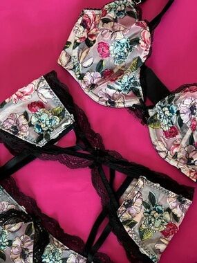 Victoria's Secret Black Trim Floral Appliqué Garter